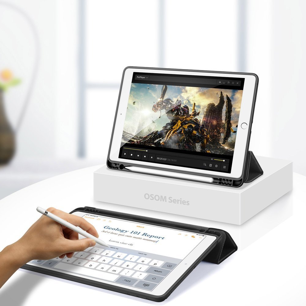 Capa Dux Ducis Osom Pencil para iPad 10.2'' - Preto Dois tablets brancos com suportes pretos, um a reproduzir vídeo de robôs e outro a escrever relatório com caneta stylus sobre caixa OSOM Series