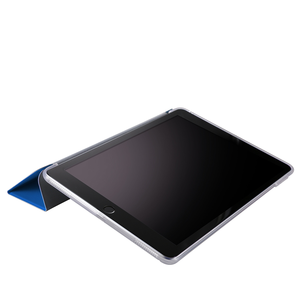 Tablet preto com capa azul a servir de suporte