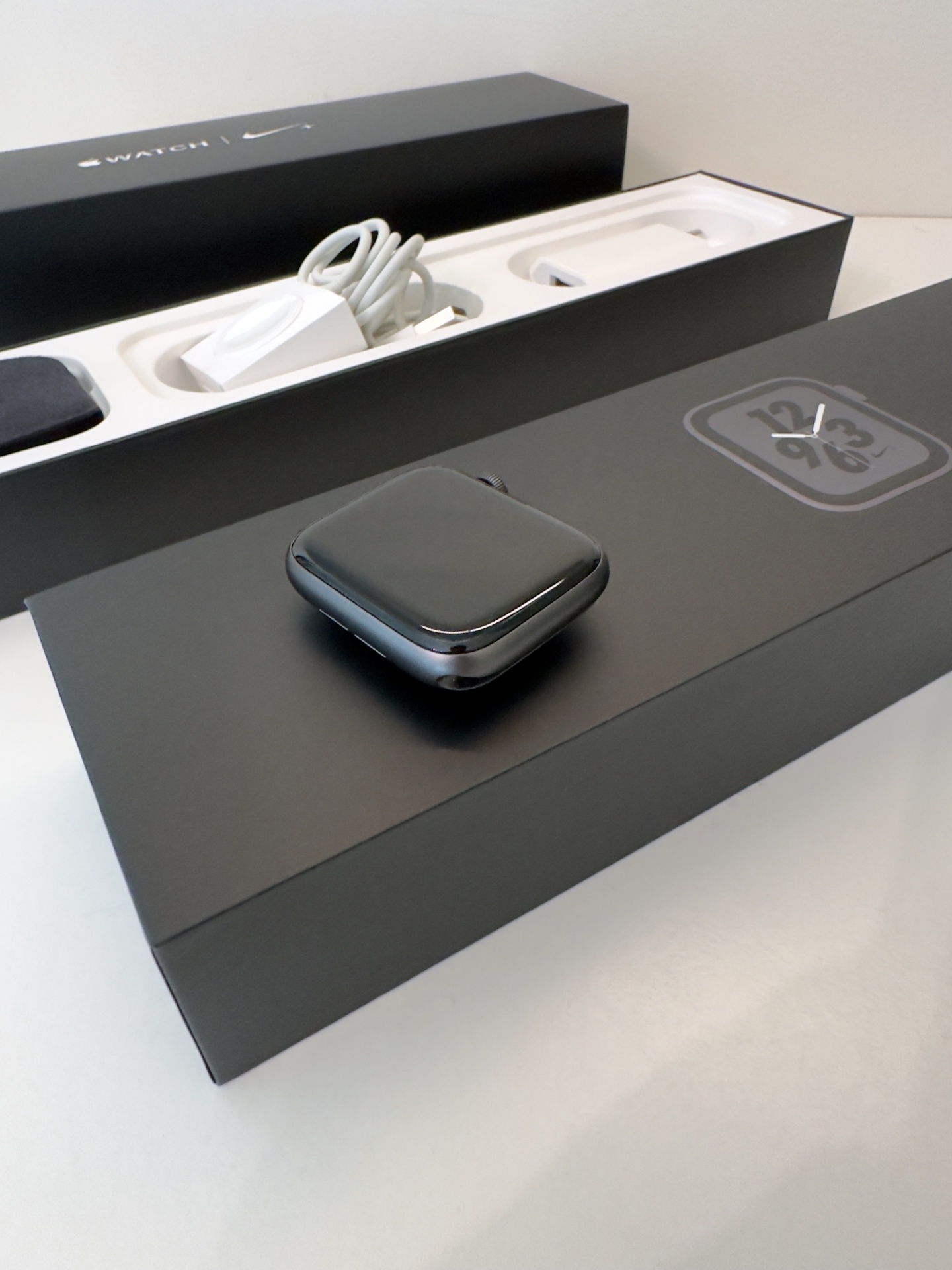 Apple Watch Series 4 Nike+ GPS Space Gray 44mm (de Ocasião) Relógio inteligente preto com embalagem e cabo de carregamento