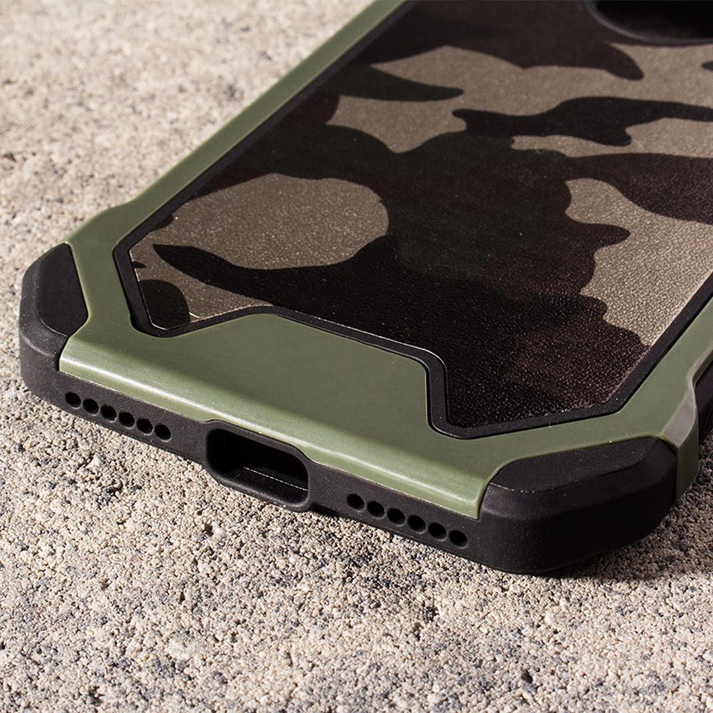 iPhone 7/8 Capa Anti-Shock Armoro Militar Capa de smartphone verde com padrão camuflado e bordas reforçadas pretas sobre pedra áspera