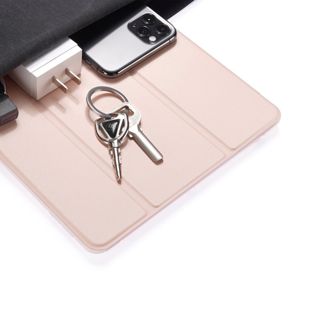 Capa Dux Ducis Osom Pencil para iPad 10.2'' - Rosa Capa de tablet rosa clara com chaves, carregador e smartphone em cima