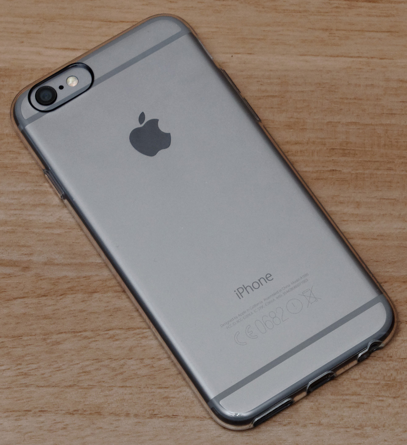 iPhone 6/6S Plus Capa Silicone 100% Transparente Plasma PURO iPhone cinza com capa transparente sobre madeira clara