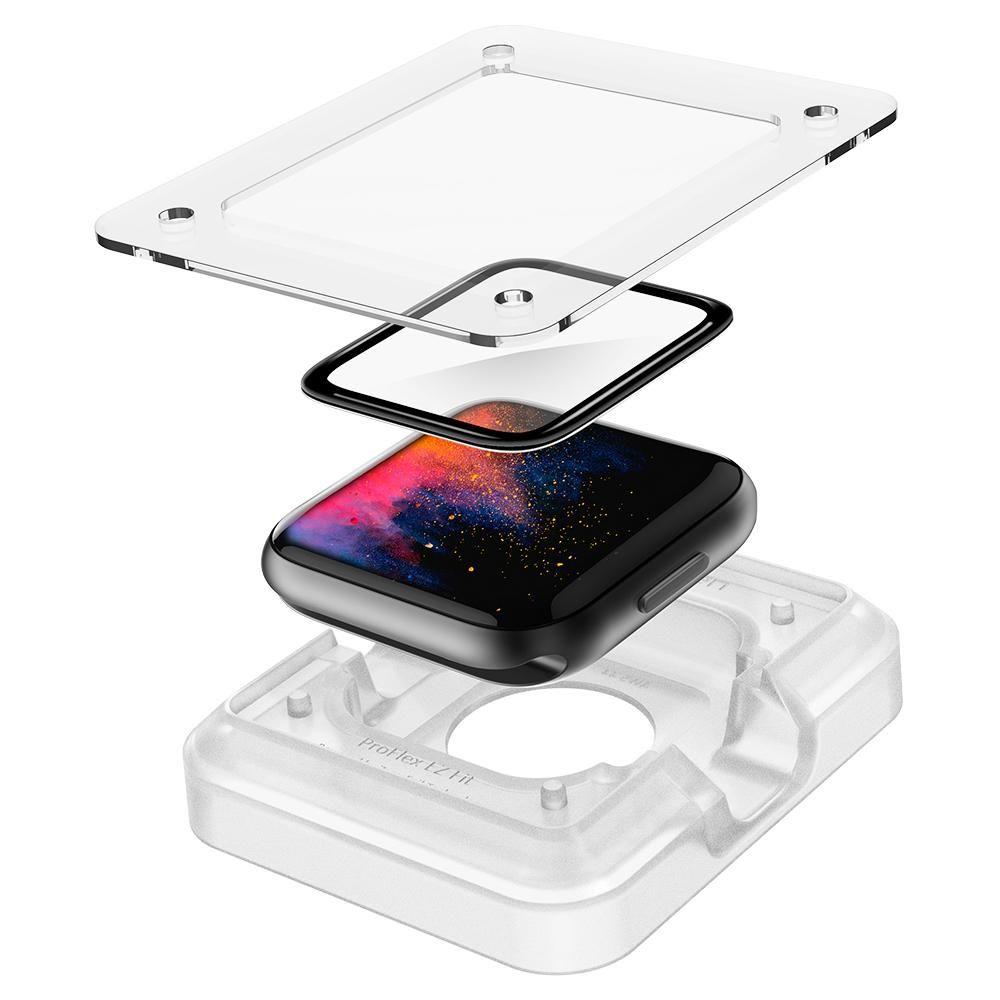 (Pack 2) Películas de Protecção Spigen ProFlex EZ FIT para Apple Watch Series 6/SE/5/4 (44mm) Relógio inteligente e componentes de suporte separados sobre fundo branco