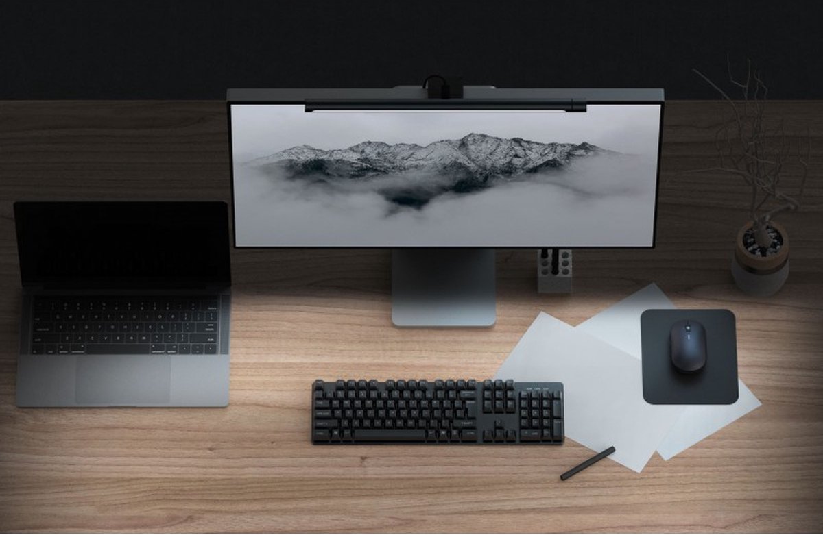 Barra de Luz LED Regulável Rixus Smart Light para Monitor Mesa de escritório com computador, teclado, rato, laptop, papéis, caneta e vaso com cacto