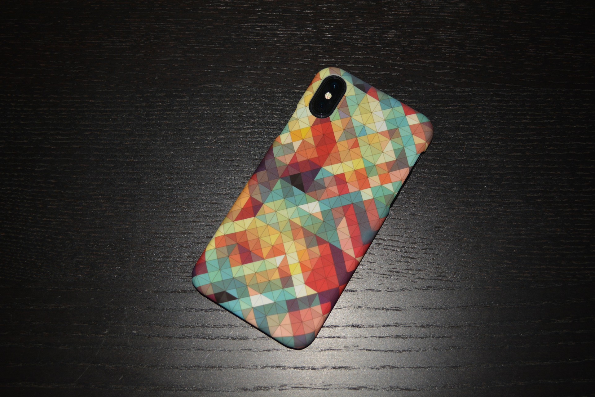 Capa Padrão Ultra-Fina Rígida P5178 para iPhone SE Capa para smartphone com padrão geométrico colorido sobre mesa preta