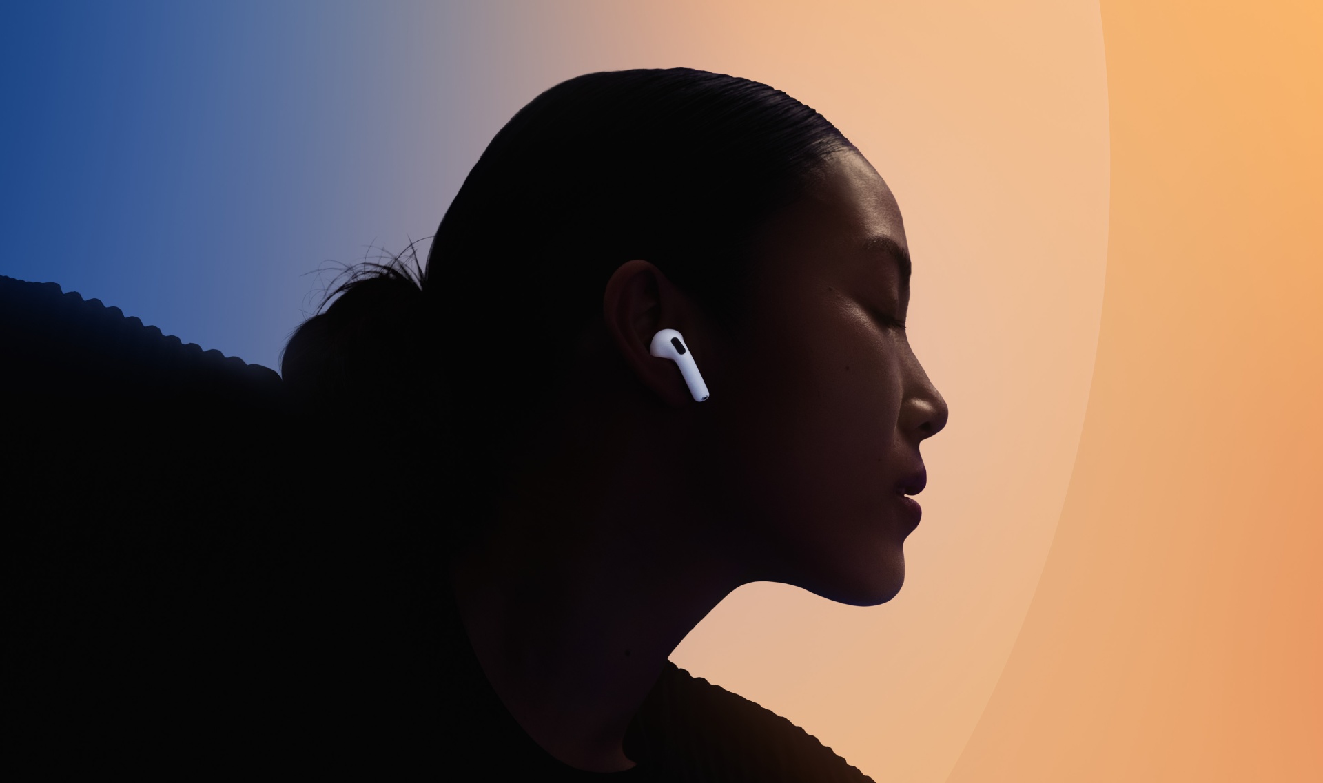 Apple AirPods 4 Pessoa com auricular sem fios branco contra fundo gradiente azul e laranja