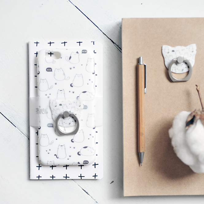 iPhone 7/8 Plus Capa Maoxin Meow (Capa + Ring Holder + Notebook + Estojo) Capa de telemóvel branca com padrão de gatos e anel metálico, caneta de madeira e caderno castanho com suporte para anel