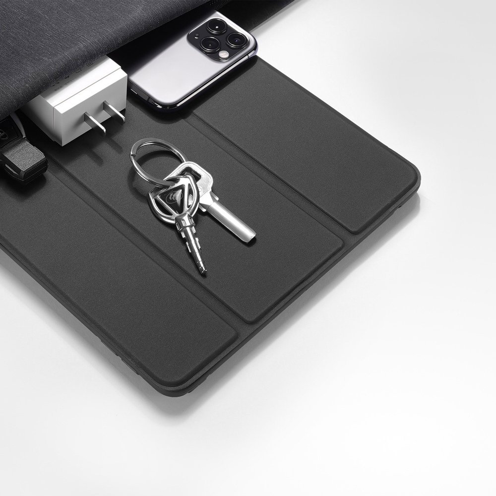 Capa Dux Ducis Osom Pencil para iPad 10.2'' - Preto Capa preta para tablet com carregador branco, smartphone e porta-chaves prateado.