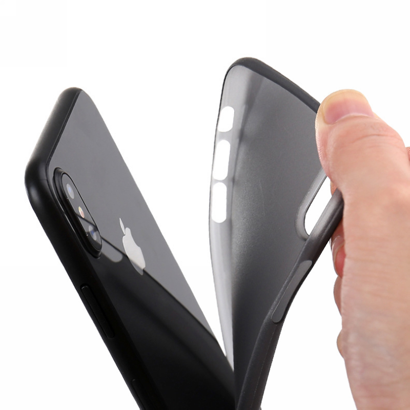 iPhone X Capa Super Slim (As mais finas do mundo) Capa preta flexível para smartphone ao lado de um smartphone Apple preto