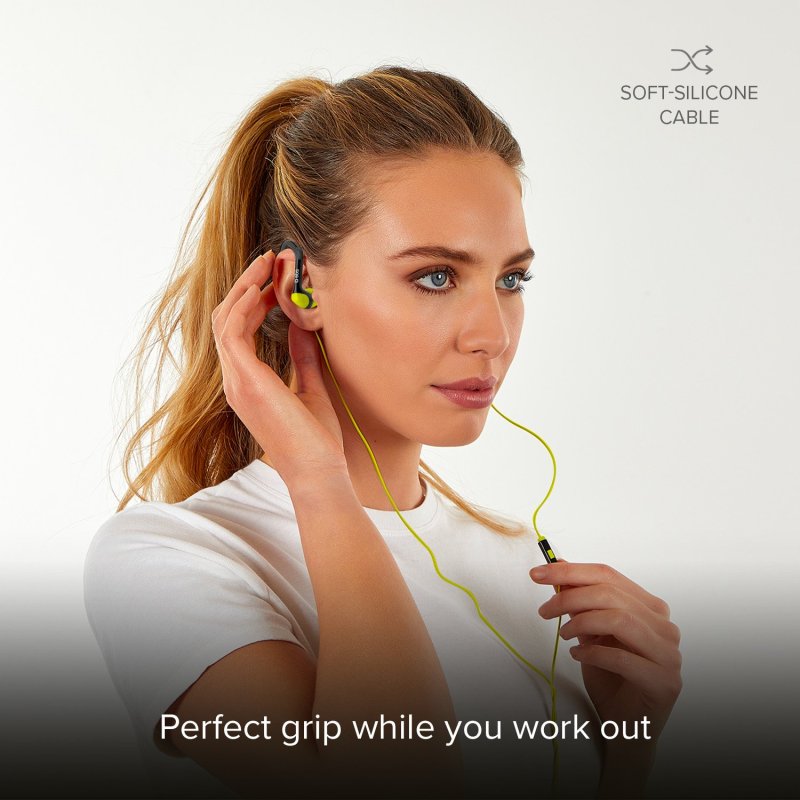 Auriculares desportivos SBS Sport Runway (com comando e microfone) Mulher a usar auscultadores desportivos com cabo de silicone amarelo
