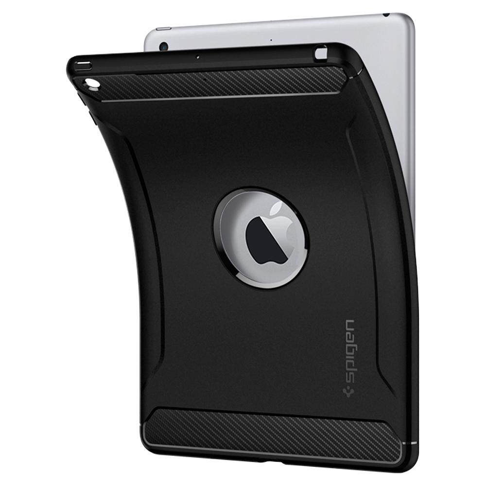 Capa Spigen Rugged Armor para iPad 9.7" Capa protetora preta para tablet com detalhes em fibra de carbono e logo da Apple visível
