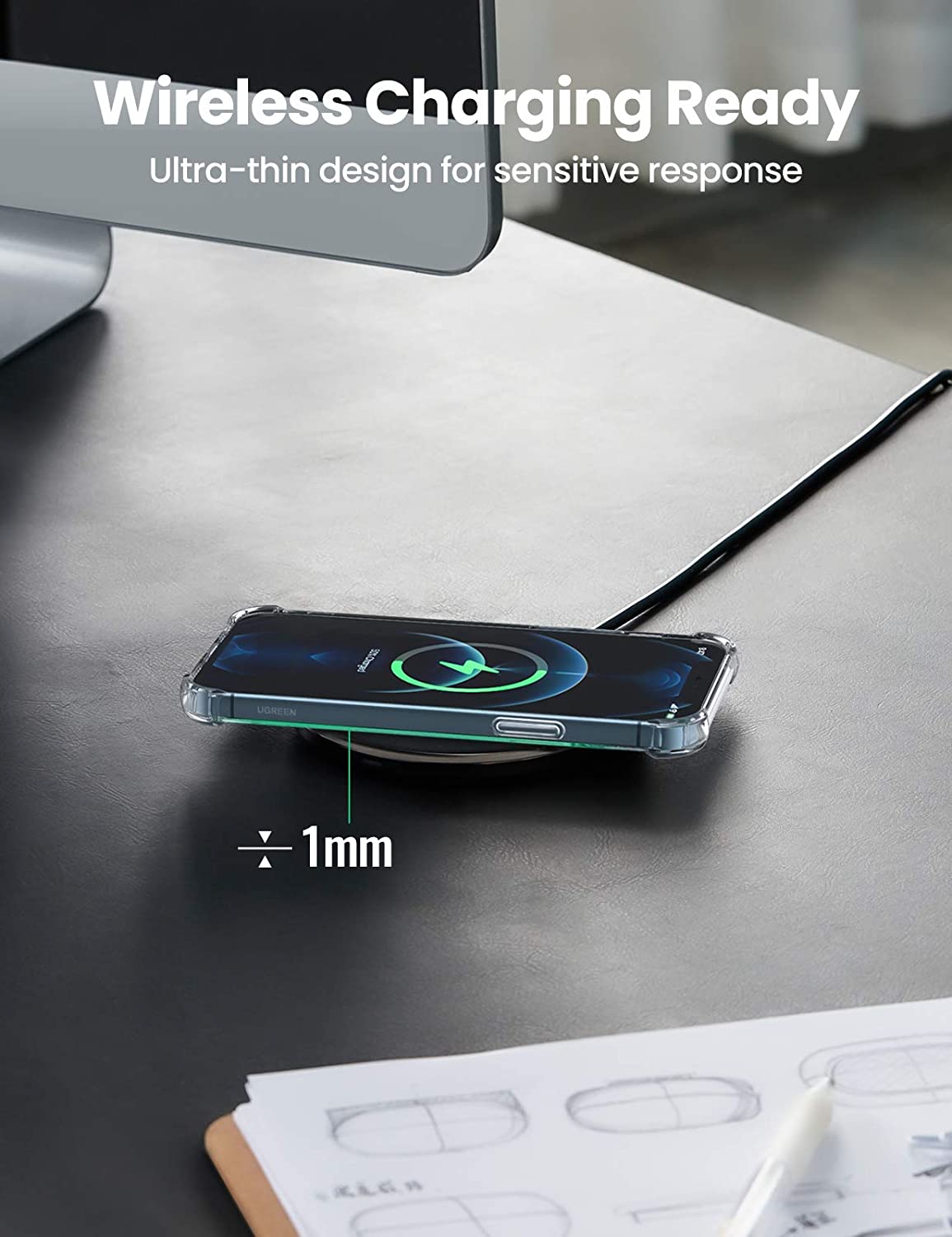 Capa Ugreen 100% Transparente Protective Silicone para iPhone 12 Pro Max Telemóvel a carregar sem fios numa base preta com texto sobre carregamento wireless.