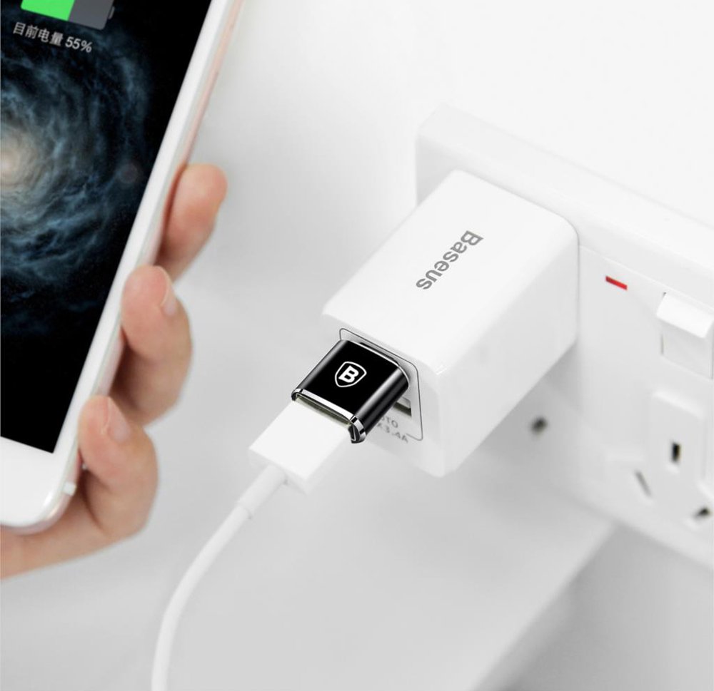 Adaptador USB para USB-C (OTG) Carregador Baseus branco ligado a tomada com cabo USB tipo C a carregar smartphone