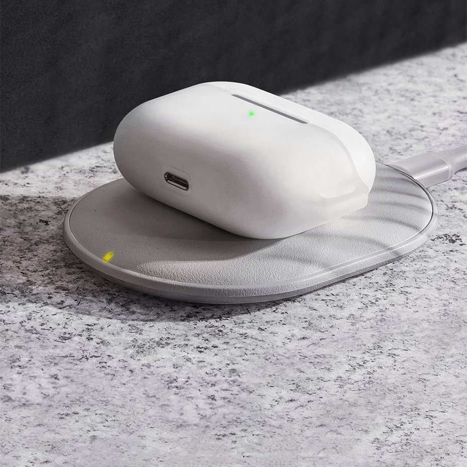 Capa Silicone Baseus Let''sGo Jelly Lanyard para AirPods Pro Carregador sem fios cinza com caixa de auscultadores brancos em cima sobre superfície de pedra