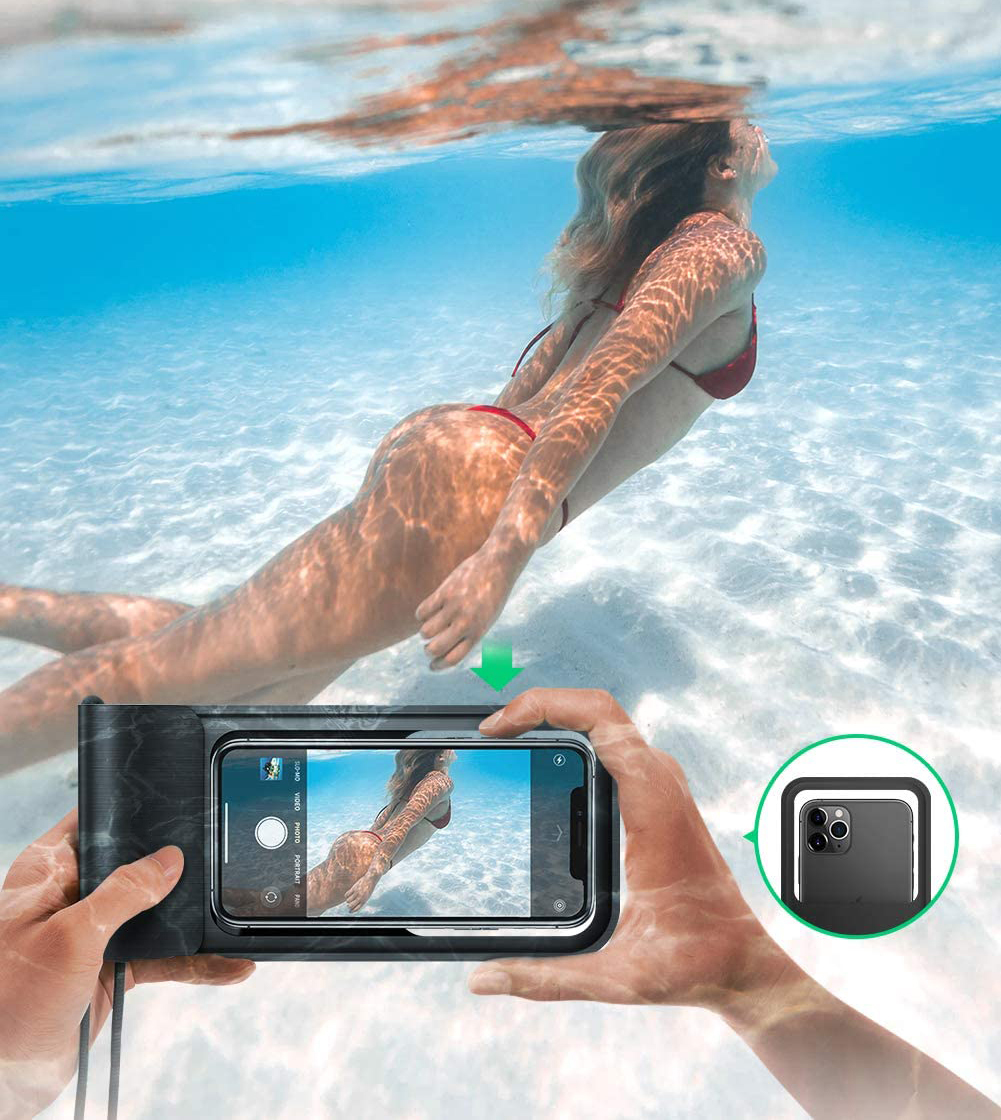 Capa/Bolsa Universal 6.6'' Impermeável Pessoa a nadar de biquíni vermelho subaquático com smartphone numa capa impermeável preta em primeiro plano