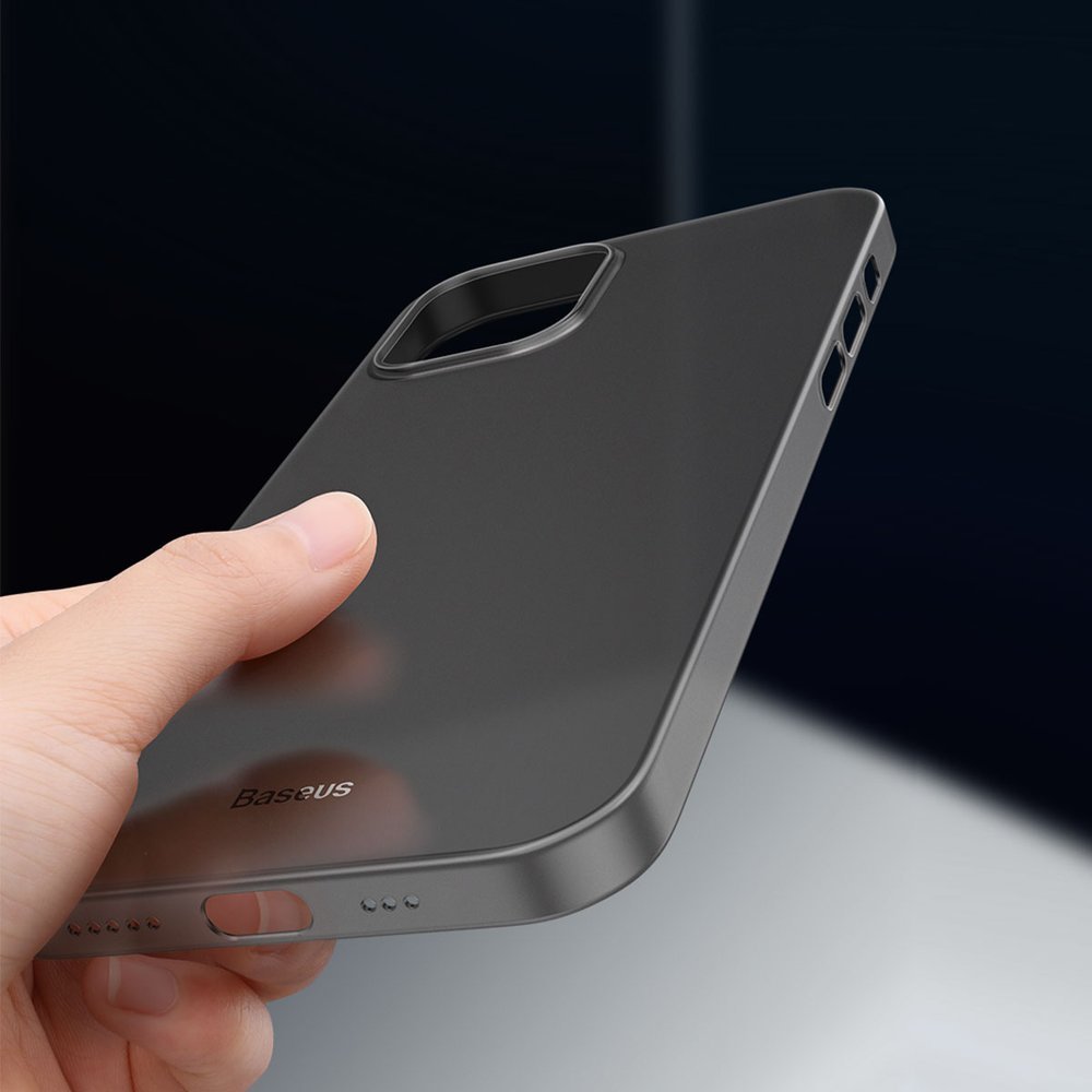 Capa Ultra Slim Wing para iPhone 12/12 Pro Capa preta para smartphone com recortes para botões e câmara, com a marca BASEUS, segurada por uma mão