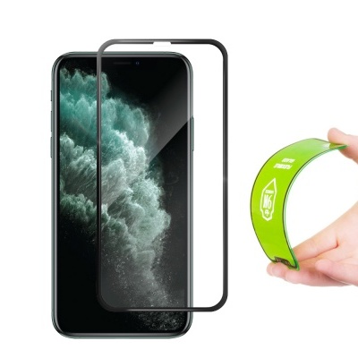 Smartphone com proteção de ecrã transparente e mão segurando fita verde flexível