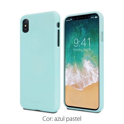 Smartphone com capa de silicone azul pastel mostrando ecrã com data e hora