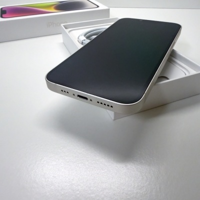 Smartphone iPhone preto com bordas prateadas na caixa branca