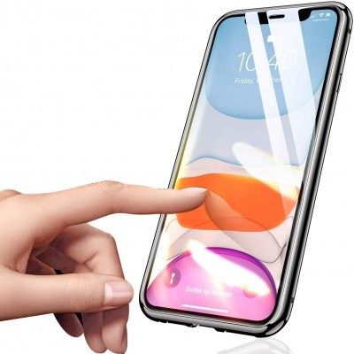 Smartphone com ecrã colorido e dedo a tocar o ecrã