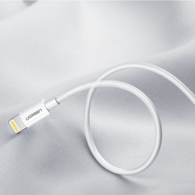 Cabo branco de carregamento com conector Lightning e marca UGREEN