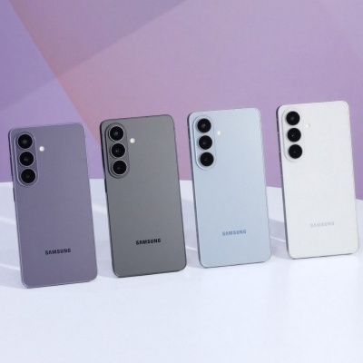 Quatro smartphones Samsung de várias cores com câmaras triplas na parte traseira