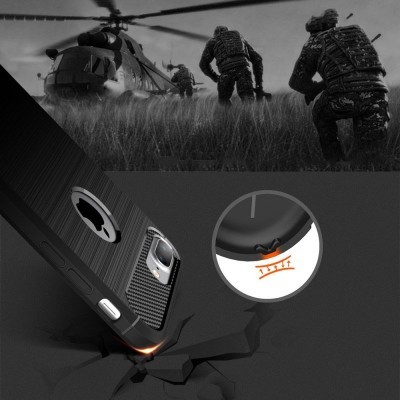 Soldados em campo junto a helicóptero e capa de smartphone preta com detalhe laranja antivibração