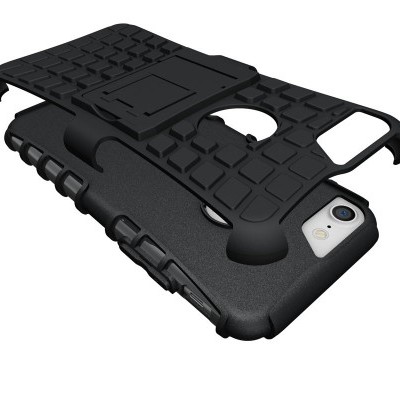 Capa protetora preta para smartphone com suporte integrado e textura quadrada.