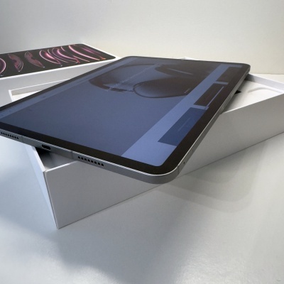 Tablet preto com laterais metálicas em cima de uma caixa branca