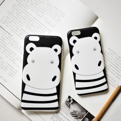 Capas de telemóvel com desenho de hipopótamo em silicone preto e branco sobre livro aberto