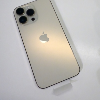 Smartphone Apple iPhone prateado com três câmaras e logótipo Apple