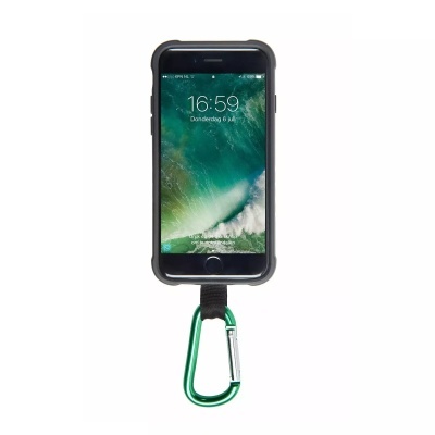 Smartphone preto com capa protetora e mosquetão verde