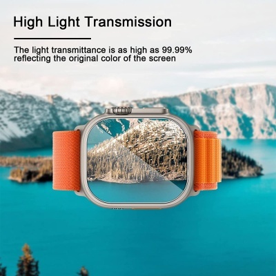 Relógio com bracelete laranja e vidro transparente mostrando paisagem de montanhas