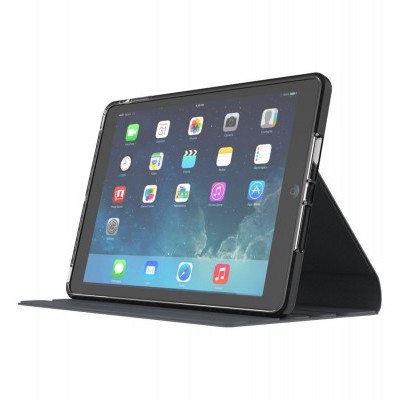 Tablet com capa preta e ecrã ativo com ícones de aplicações