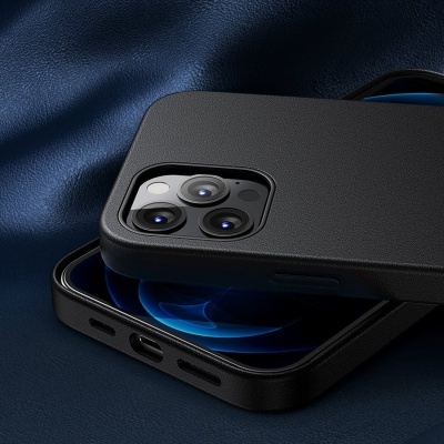 Capa preta para smartphone com três lentes e porta de carregamento numa superfície azul