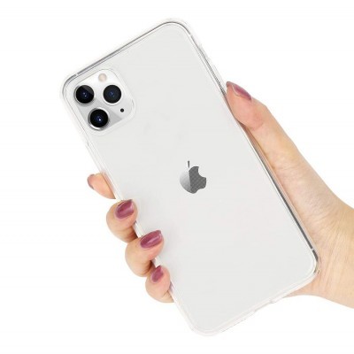 Smartphone Apple iPhone branco com capa transparente segurado por mão
