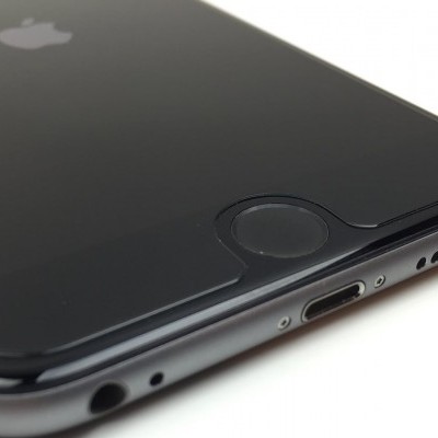 Smartphone preto com botão principal frontal e portas na parte inferior