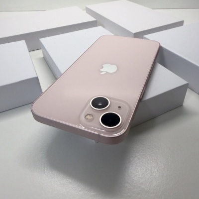 Smartphone Apple cor rosa com duas câmaras traseiras sobre caixas brancas