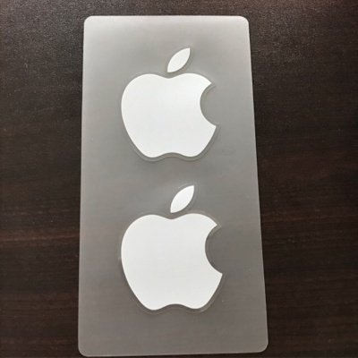 Dois autocolantes Apple brancos sobre fundo cinza