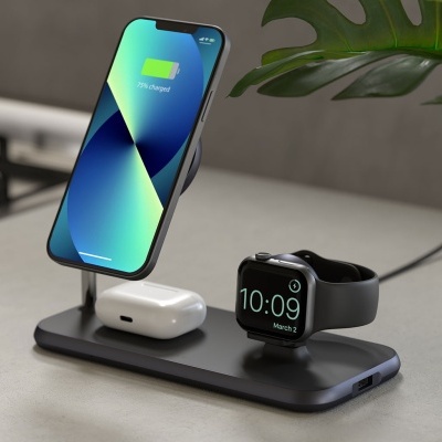 Estação de carregamento sem fios com smartphone, AirPods e relógio inteligente