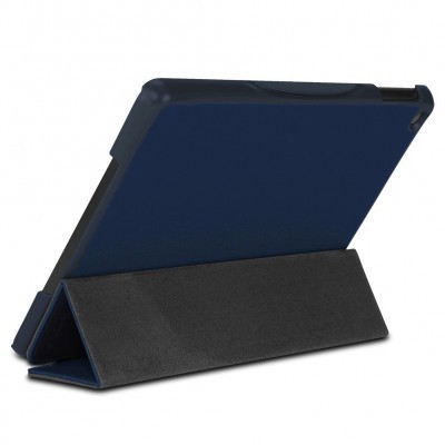 Capa de tablet azul escuro com suporte preto em fundo branco