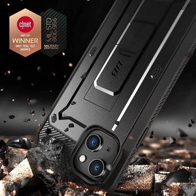 Capa protetora preta para smartphone com texto sobre testes militares e selo de prémio