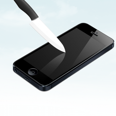 Smartphone preto com faca cravada no ecrã e smartphone apoiado em cartão