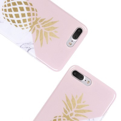 Capa de telemóvel rosa com padrão de abacaxi dourado e detalhe de mármore