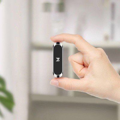 Pulseira fitness preta com visor retangular segurada pela mão