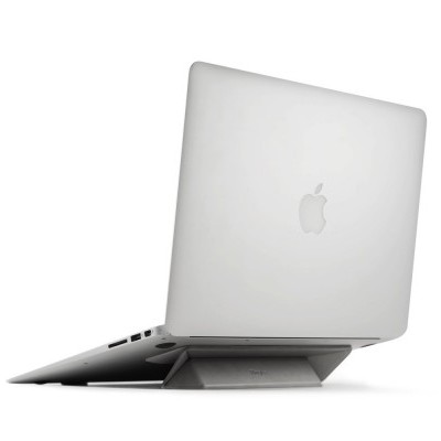 Computador portátil Apple prateado fechado numa superfície branca com suporte cinzento