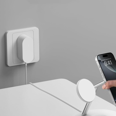 Carregador sem fios branco com suporte metálico e smartphone a ser colocado.
