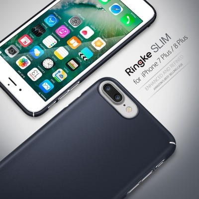 Capa protetora preta Ringke SLIM para iPhone 7 Plus/8 Plus ao lado de iPhone com ecrã ligado