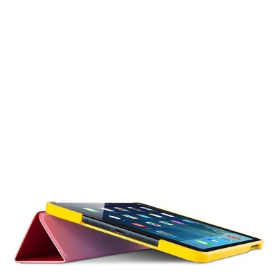 Tablet com capa protetora amarela com suporte vermelho dobrado em forma triangular