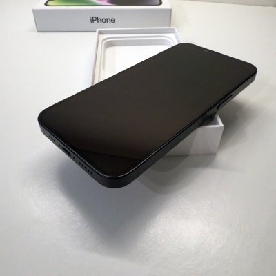 Smartphone preto sobre caixa branca de iPhone